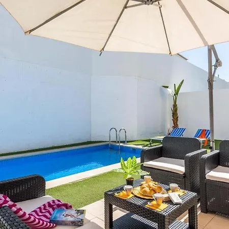 ヴィラ Playa De Fanabe Sleeps 8 With Pool Air Con And Wifi *