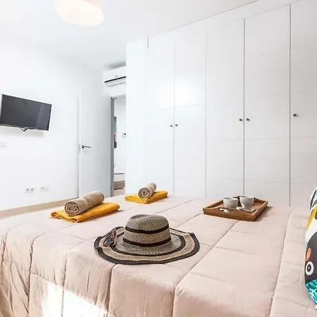 Playa De Fanabe Sleeps 8 With Pool Air Con And Wifi Vila *